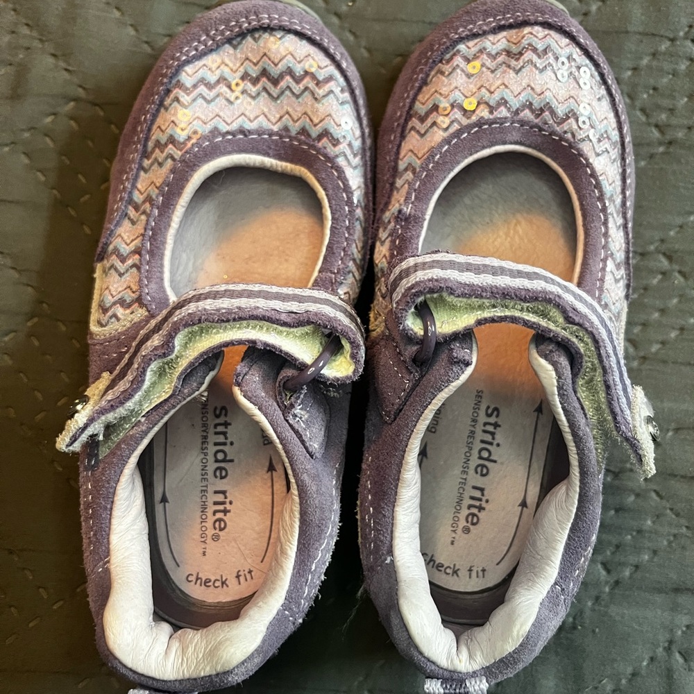 Girls size 8 Stride Rite Mary Jane shoes. Purple and chevron with sequins.